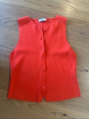 Aritxis Wilfred V-Neck Ribbed Button Tank in Vibrant Red OrangeSIZE M
EXCELLENT
